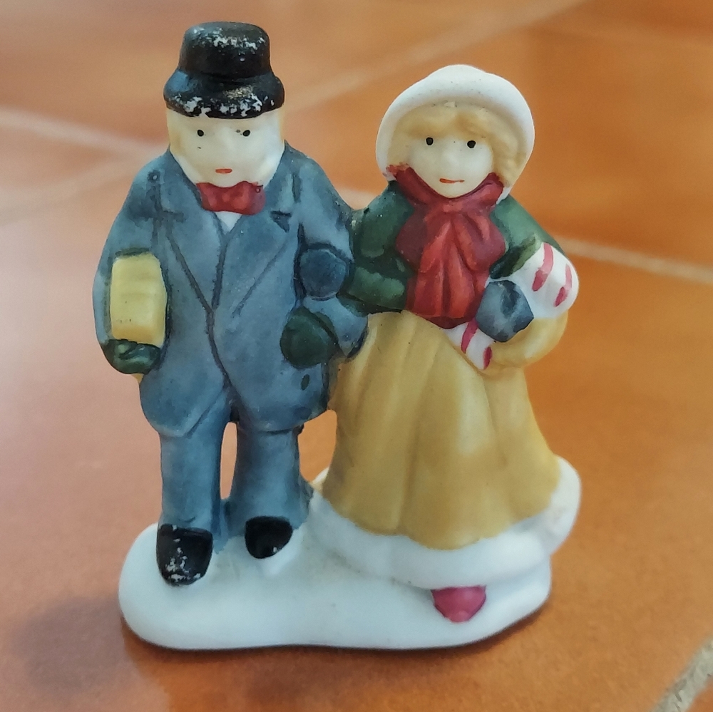 Lemax Couple Strolling Figurine